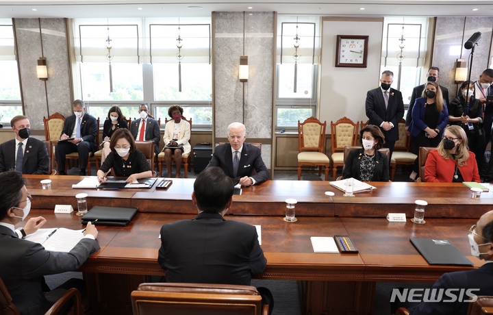 [서울=뉴시스] 윤석열 대통령과 조 바이든 미국 대통령이 21일 오후 서울 용산 대통령실 청사 접견실에서 확대 정상회담을 하고 있다. (사진=대통령실 제공) 2022.05.21. photo@newsis.com