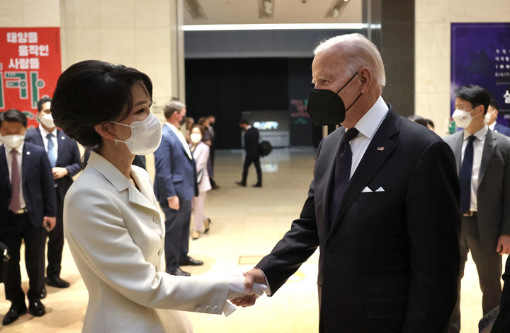 [서울=뉴시스] 윤석열 대통령 부인 김건희 여사와 조 바이든 미국 대통령이 21일 오후 서울 용산구 국립중앙박물관에서 악수하고 있다. (사진=대통령실 제공) 2022.05.21. photo@newsis.com *재판매 및 DB 금지