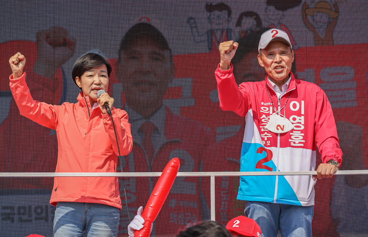 이영훈 국민의힘 의성군수 후보가 22일 의성전통시장 앞에서 지지를 호소하고 있다. (이영훈 후보 선거사무소 제공) *재판매 및 DB 금지