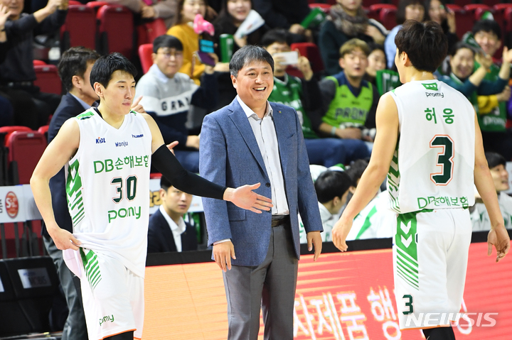 [서울=뉴시스]프로농구 원주 DB 두경민(왼쪽)과 KCC 이적을 결정한 허웅 (사진 = KBL 제공)