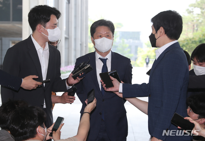 [서울=뉴시스] 고승민 기자 = 김후곤 신임 서울고등검찰청장이 23일 청사로 출근하며 취재진 질문에 답하고 있다. 2022.05.23. kkssmm99@newsis.com