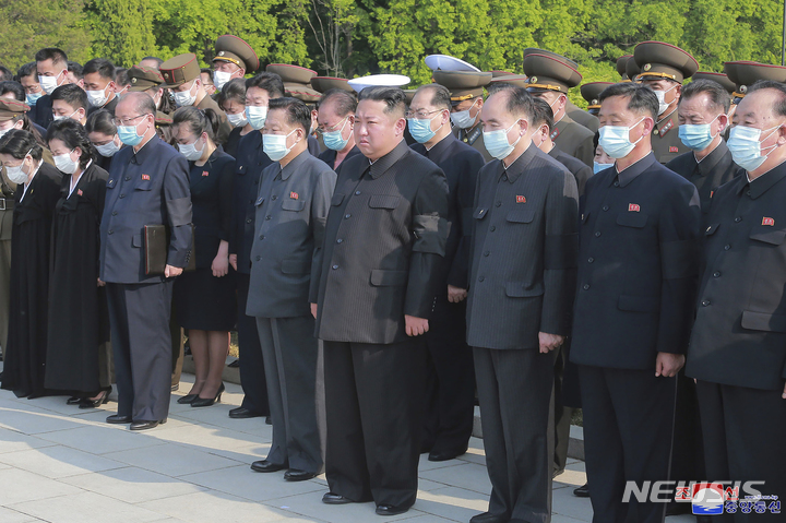 [평양=AP/뉴시스] 북한 조선중앙통신이 제공한 사진에 김정은(가운데) 북한 국무위원장이 22일 평양 4·25 문화회관에서 열린 현철해 인민군 원수의 영결식에 참석하고 있다. 2022.05.23.