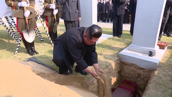 [서울=뉴시스] 북한 조선중앙TV는 23일 김정은 북한 국무위원장이 22일 김정일 체제의 군부 핵심이자 '후계수업'을 맡았던 고(故) 현철해 원수의 발인식과 영결식에 모두 참석해 시신이 든 관을 직접 운구하고, 손수 유해에 흙을 얹는 등 극진한 예우를 갖추는 모습을 보도했다. (사진=조선중앙TV 캡쳐) 2022.05.23. photo@newsis.com *재판매 및 DB 금지