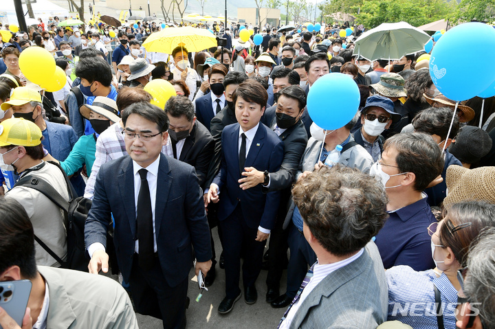 [김해=뉴시스] 전진환 기자 = 이준석 국민의힘 대표가 23일 오후 경남 김해 봉하마을에서 열린 고 노무현 전 대통령 서거 13주기 추도식에 참석하기 위해 이동하고 있다. (공동취재사진) 2022.05.23. photo@newsis.com