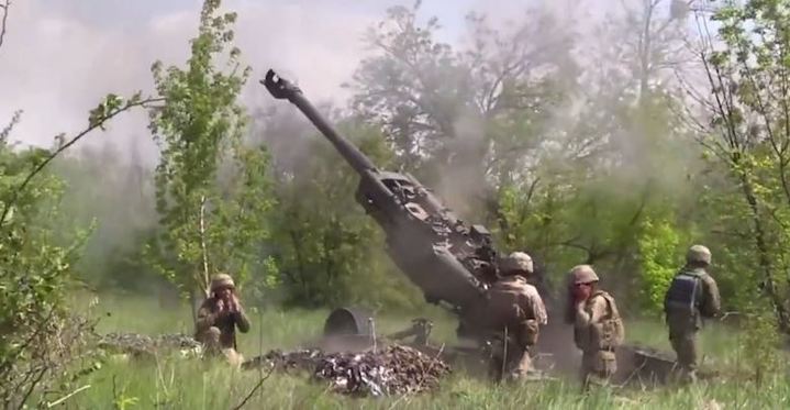 미국 뉴욕타임스(NYT)는 23일(현지시간) M777 곡사포가 우크라이나군에 지원돼 이미 실전에 사용되고 있다고 보도했다. 출처: 트위터 *재판매 및 DB 금지