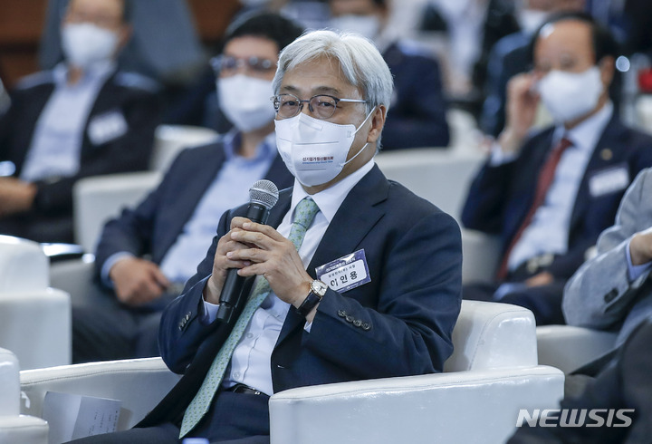 [서울=뉴시스] 정병혁 기자 = 이인용 삼성전자 사장이 24일 오전 서울 중구 대한상공회의소에서 열린 신기업가정신 선포식에 자유발언을 하고 있다. 2022.05.24. jhope@newsis.com