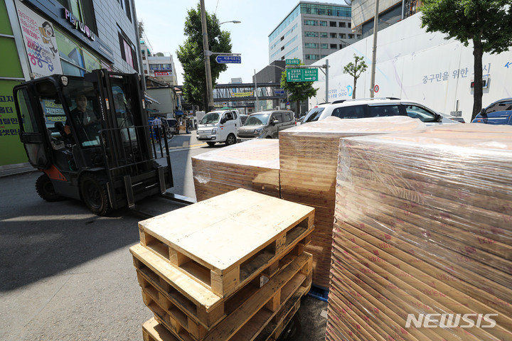 [서울=뉴시스] 권창회 기자 = 고용노동부가 올해 들어 제조업 현장에서 운반·하역작업 과정 중 근로자 사망사고가 급증한데 따른 조치로 제조업 산업현장에 사망사고 '위험 경보'를 발령했다. 고용부에 따르면 지난 1월부터 이달 6일까지 발생한 운반·하역 사고사망자는 25명으로 전년 동기(7명) 대비 18명 늘어났다. 사진은 24일 오후 서울 시내 한 골목에서 지게차 운전수가 작업하는 모습. 2022.05.24. kch0523@newsis.com