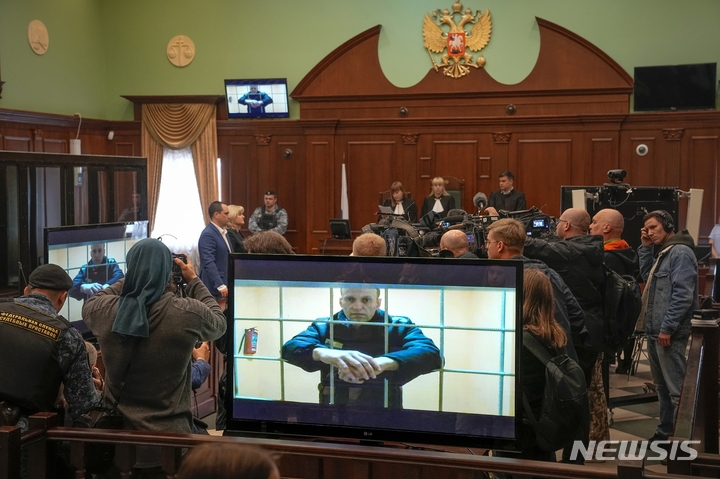 [모스크바=AP/뉴시스] 교도소에 수감 중인 러시아 야권 운동가 알렉세이 나발니가 24일(현지시간) 모스크바 시 법원에서 열린 항소심 선고 공판에 화상으로 참석하고 있다. 2022.05.25 