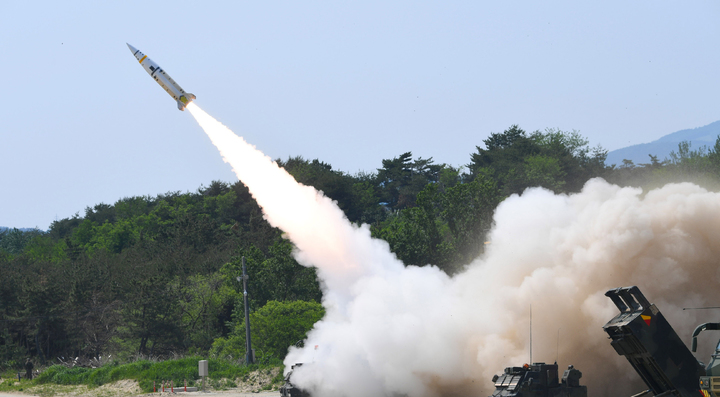 [서울=뉴시스] 북한이 25일 동해상에 ICBM(대륙간탄도미사일)을 발사한 것으로 알려진 가운데 한미 군 당국이 동해상으로 미사일을 발사하며 대응에 나섰다. 주한미군 측은 이날 보도자료를 내고 "한미 연합군의 위기 대응 능력을 입증하기 위해 미군과 한국군이 미사일을 발사했다"고 밝혔다. 사진은 미군의 ATACMS가 발사되는 모습. (사진=합동참모본부 제공) 2022.05.25. photo@newsis.com *재판매 및 DB 금지