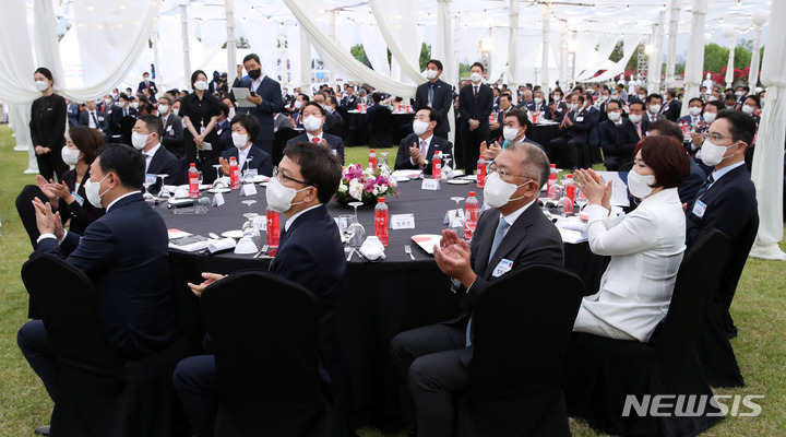 [서울=뉴시스] 전신 기자 = 25일 서울 용산 대통령실 청사 앞 잔디광장에서 열린 2022 대한민국 중소기업인대회에서 5대 그룹 총수 등 참석자들이 윤 대통령 격려사에 박수 보내고 있다. 2022.05.25. photo1006@newsis.com