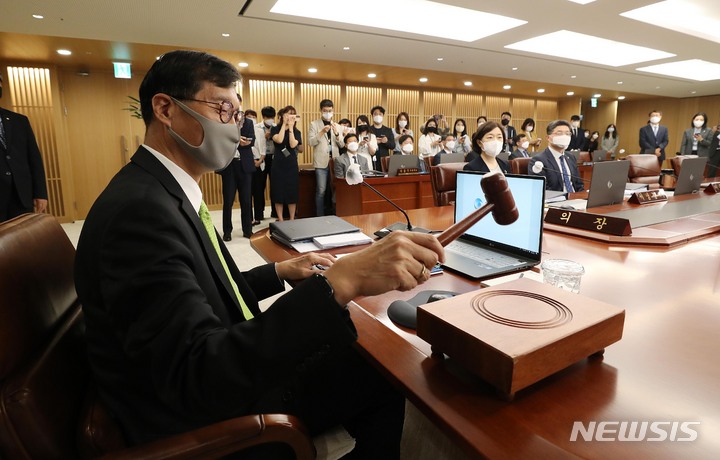 [서울=뉴시스] 사진공동취재단 = 이창용 한국은행 총재가 26일 오전 서울 중구 한국은행에서 열린 금융통화위원회 본회의를 주재하고 있다. 2022.05.26. photo@newsis.com