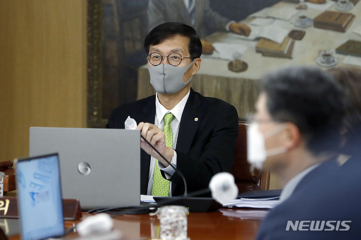 [서울=뉴시스] 최동준 기자 = 이창용 한국은행 총재가 26일 서울 중구 한국은행에서 열린 금융통화위원회 회의 시작을 기다리고 있다. 2022.05.26. photocdj@newsis.com