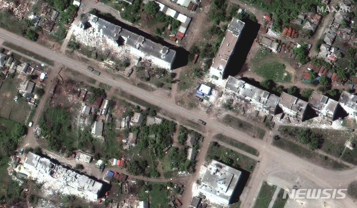 [포파스나=AP/뉴시스] 막사르 테크놀로지가 제공한 위성 사진에 지난달 25일(현지시간) 우크라이나 루한스크주 포파스나 세베로도네츠크 마을의 파괴된 건물 주변에 러시아 장갑차들이 배치돼 있다. 2022.06.07.