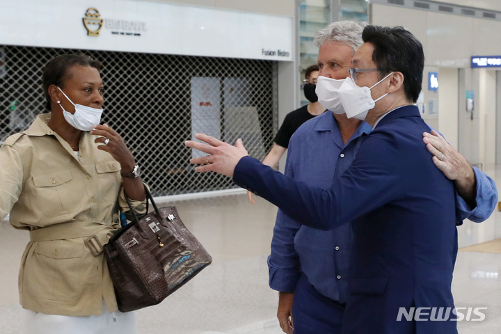 [인천공항=뉴시스] 조성우 기자 = 히딩크 감독이 28일 오후 인천국제공항 제2여객터미널을 통해 여자친구 엘리자베스와 입국해 전한진 대한축구협회 사무총장과 인사하고 있다. 2022.05.28. xconfind@newsis.com