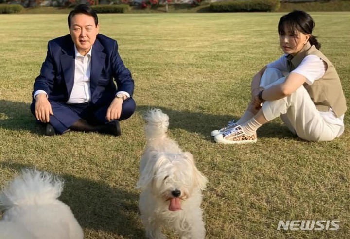 [서울=뉴시스] 윤석열 대통령과 김건희 여사가 서울 용산 대통령실 앞 잔디 광장에서 반려견들과 시간을 보내는 모습이 SNS를 통해 29일 공개됐다. (사진=페이스북 '건희사랑' 캡처) 2022.05.29. photo@newsis.com *재판매 및 DB 금지