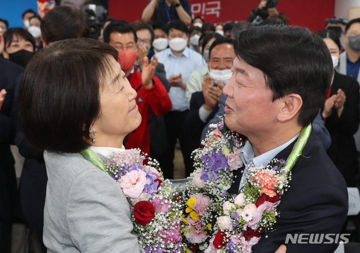 [성남=뉴시스] 경기사진공동취재단 = 안철수 국민의힘 성남 분당갑 후보가 제8회 전국동시지방선거 투표일인 지난해 6월 1일 오후 경기 성남시 분당구 야탑역 인근에 위치한 선거사무소에서 당선이 확실하자 부인 김미경씨와 포옹을 하고 있다. 2022.06.01. photo@newsis.com