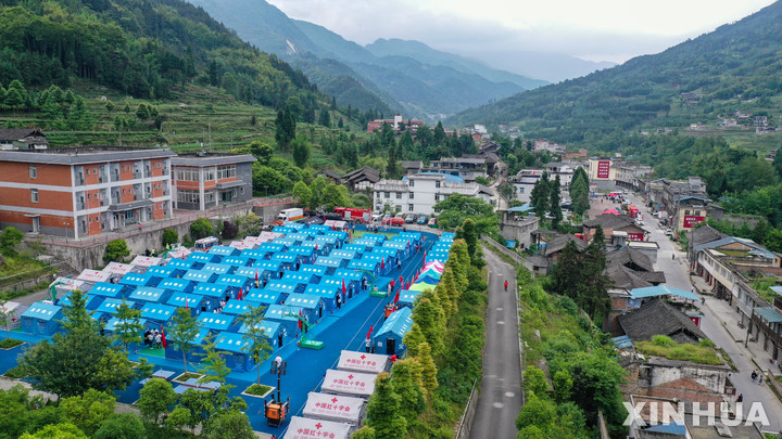 [루산현=신화/뉴시스] 2일 쓰촨성 루산현의 한 학교 운동장에 지진 이재민 수용 텐트들이 설치돼 있는 모습. 2022.06.03 