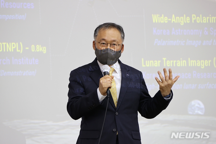 [서울=뉴시스]한국항공우주연구원에서 지난 3일 개최된 다누리 현장설명회에서 이상률 한국항공우주연구원장이 기자들의 질문에 답하고 있다. (사진=한국항공우주연구원 제공) 2022.06.06