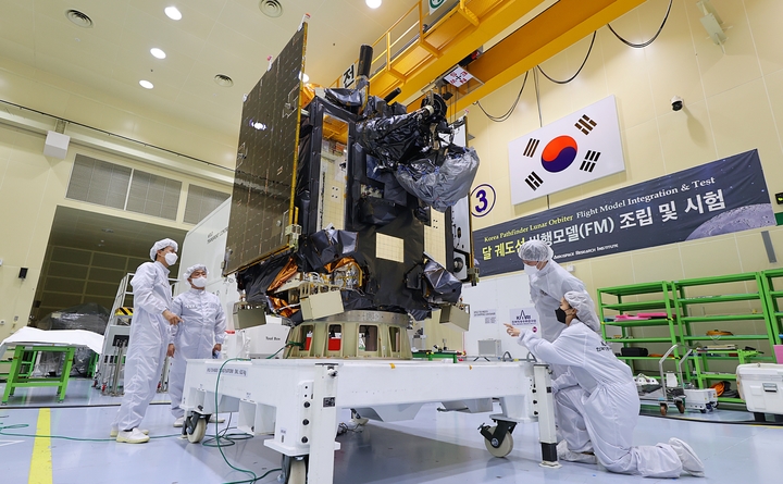 [서울=뉴시스]오는 8월 발사를 앞둔 달 궤도선 '다누리'가 발사장 이송 전 최종 점검 작업을 수행 중이다. (사진=한국항공우주연구원 제공) 2022.06.06