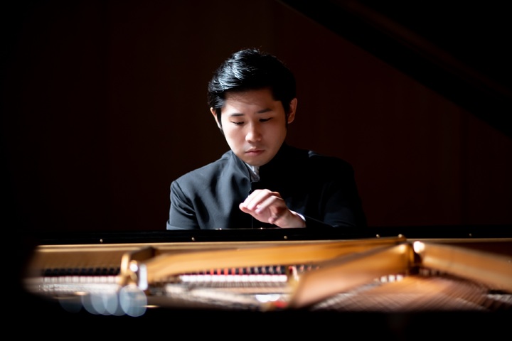 [서울=뉴시스]피아니스트 이진상. (사진=Kumho Cultural Foundation 제공) 2022.06.06. photo@newsis.com *재판매 및 DB 금지