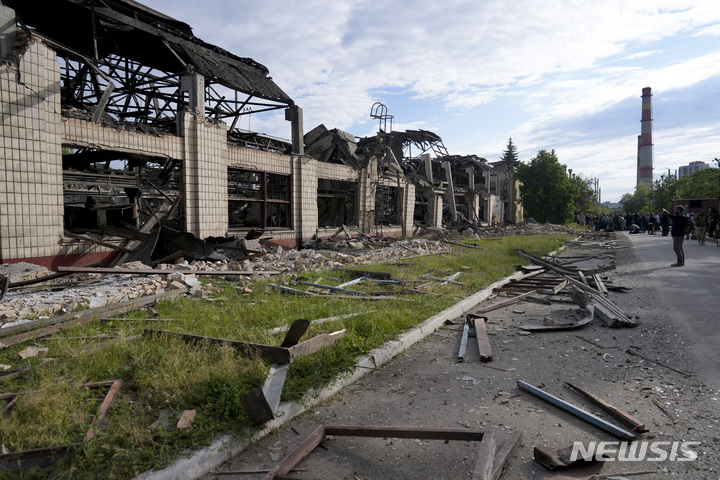 [키이우=AP/뉴시스]5일(현지시간) 러시아의 미사일 공격으로 피해를 입은 우크라이나 키이우의 철도 서비스 시설의 잔해가 길가에 나뒹굴고 있다. 2022.06.06.