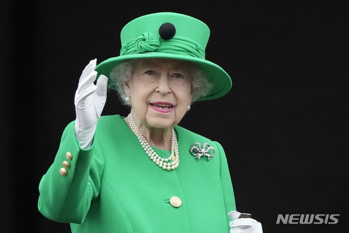 [런던=AP/뉴시스] 엘리자베스 2세 영국 여왕이 지난 6월5일(현지시간) 런던 버킹엄궁 발코니에서 플래티넘 주빌리 카니발에 모인 군중을 향해 손을 흔들고 있다. 2022.06.06.