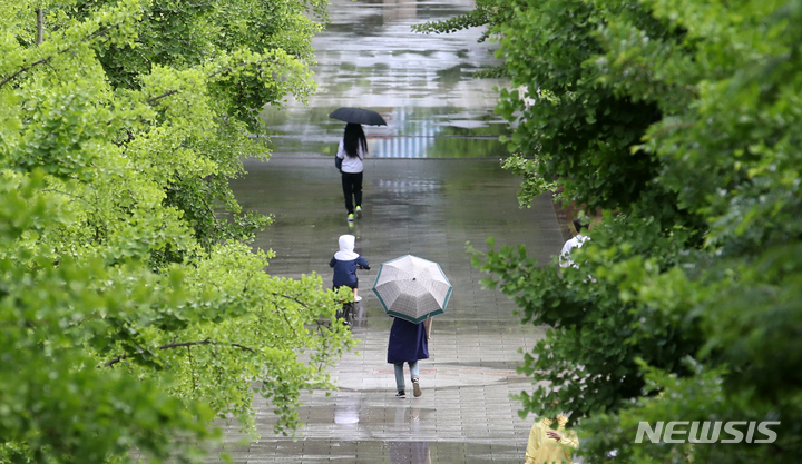 [서울=뉴시스] 조성우 기자 = 전국 대부분 지방에 비가 내린 지난 6일 오전 서울 성동구 서울숲에서 우산을 쓴 시민들이 산책을 하고 있다. 2022.06.06. xconfind@newsis.com