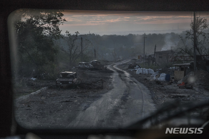 [세베로도네츠크=AP/뉴시스] 8일(현지시간) 우크라이나 루한시크주 세베로도네츠크 최전선 격전 지역 도로에 파괴된 차량이 버려져 있다. 2022.06.10.