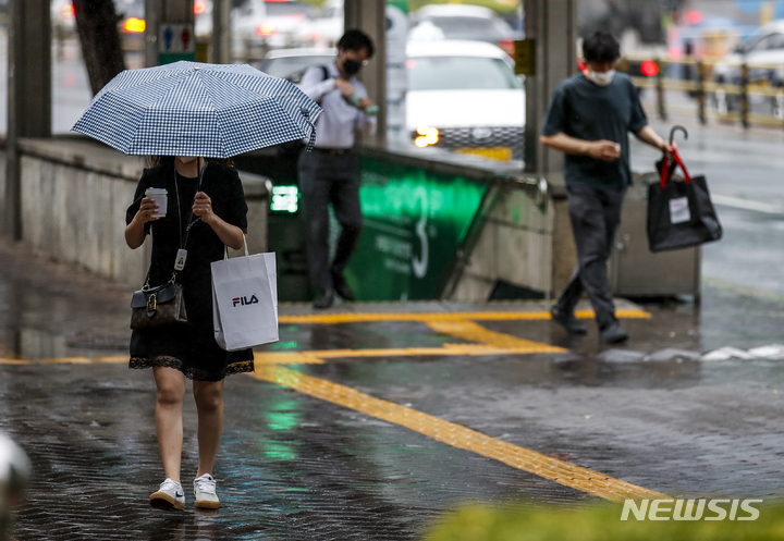 [서울=뉴시스] 정병혁 기자 = 비가 내린 지난 15일 오전 서울 중구 명동 인근에서 우산을 쓴 시민들이 이동하고 있다. 2022.06.15. jhope@newsis.com