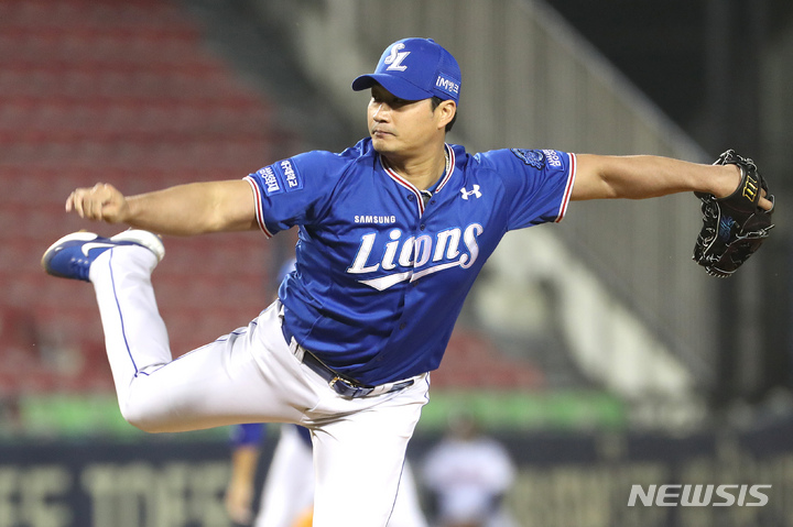 [서울=뉴시스] 백동현 기자 = 15일 오후 서울 송파구 잠실야구장에서 열린 프로야구 '2022 신한은행 SOL KBO리그' 삼성 라이온즈 대 LG 트윈스의 경기, 삼성 오승환이 역투하고 있다. 2022.06.15. livertrent@newsis.com