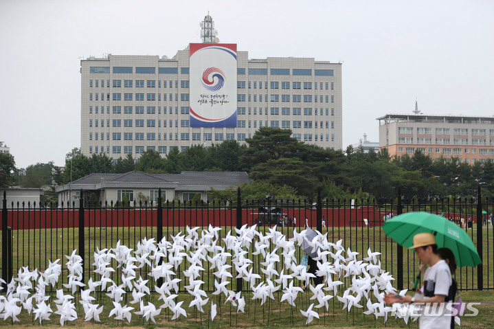 [서울=뉴시스] 백동현 기자 = 17일 오후 서울 용산구 용산공원을 찾은 시민들이 나들이를 하고 있다. 전날 국토교통부는 용산공원 시범 개방 기간을 오는 26일까지 연장한다고 밝혔다. 2022.06.17. livertrent@newsis.com