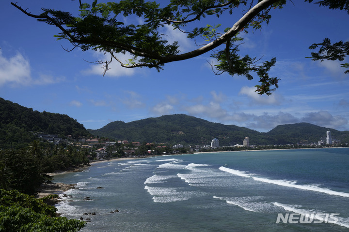 [푸켓=AP/뉴시스] 17일(현지시간) 파타야뉴스 등에 따르면 태국에서 한국인 관광객이 성전환 여성 3명의 호객을 뿌리치다 금목걸이를 분실했다. (*본문과 관련 없는 사진) 2024.01.18.