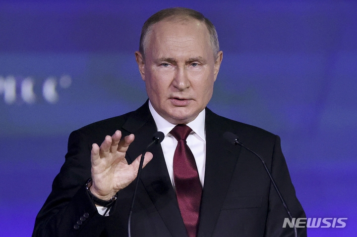 [상트페테르부르크=AP/뉴시스] 블라디미르 푸틴 러시아 대통령이 17일(현지시간) 상트페테르부르크에서 열린 국제경제포럼(SPIEF)에서 연설하고 있다. 그는 이날 연설에서 서방의 제재는 무모하고 비이성적이라고 비판했다. 2022.06.17.