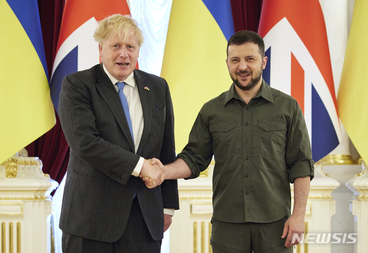 [키이우=AP/뉴시스] 볼로디미르 젤렌스키(오른쪽) 우크라이나 대통령이 지난 17일(현지시간) 키이우를 방문한 보리스 존슨 영국 총리를 만나 회담 전 악수하고 있다. 2022.06.25.