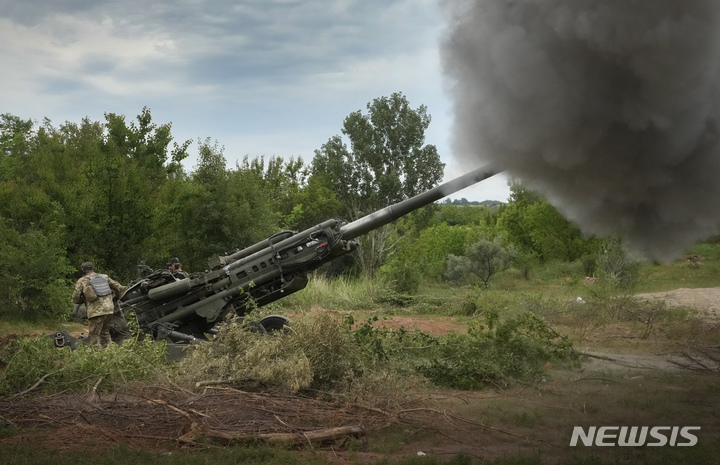 [도네츠크=AP/뉴시스]우크라이나 군이 동부 돈바스 전투에서 사용 중인 미국 제공의 155㎜ 견인 곡사포 M777의 모습이다. 2022.06.18.