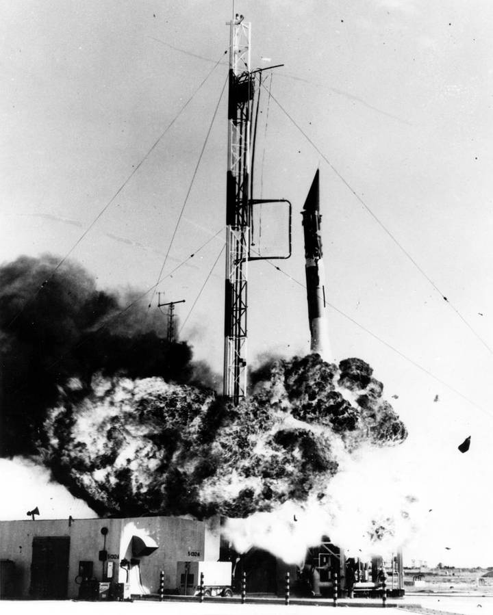 지난 1957년 뱅가드 위성이 탑재된 로켓이 1단계 오작동으로 인해 발사 2초 만에 추력을 잃고 추락해 폭발하고 있다. (사진=미항공우주국) *재판매 및 DB 금지