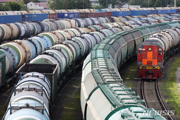 [칼리닌그라드=AP/뉴시스] 21일(현지시간) 러시아 역외 영토 칼리닌그라드 기차역에 화물열차들이 정차해 있다. 유럽연합(EU) 회원국인 리투아니아가 자국을 경유하는 칼리닌그라드에서의 물자 수송을 일부 금지해 러시아가 대응에 나설 것을 경고하면서 양국 간의 긴장이 고조되고 있다. 2022.06.22.