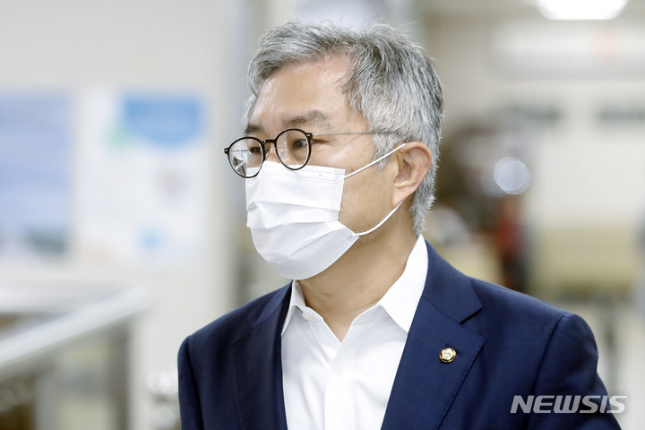 [서울=뉴시스] 최동준 기자 = '공직선거법 위반' 혐의를 받고 있는 최강욱 더불어민주당 의원이 지난 22일 서울 서초구 서울고등법원에서 열린 항소심 공판에 출석하고 있다. 2022.06.22. photocdj@newsis.com