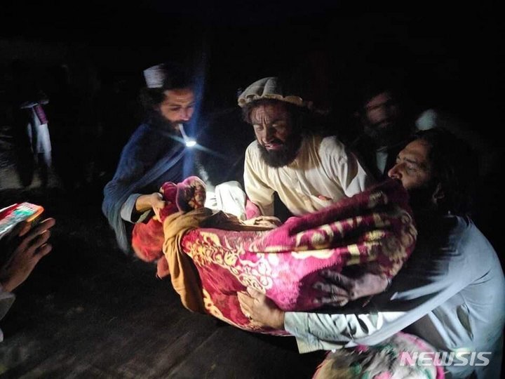 [AP/뉴시스] 아프간 관영통신 바크타르 게재 사진으로 강진 진앙지 파크티카주 주민들이 부상자를 옮기고 있다. 지진은 새벽 1시반에 발생했다.