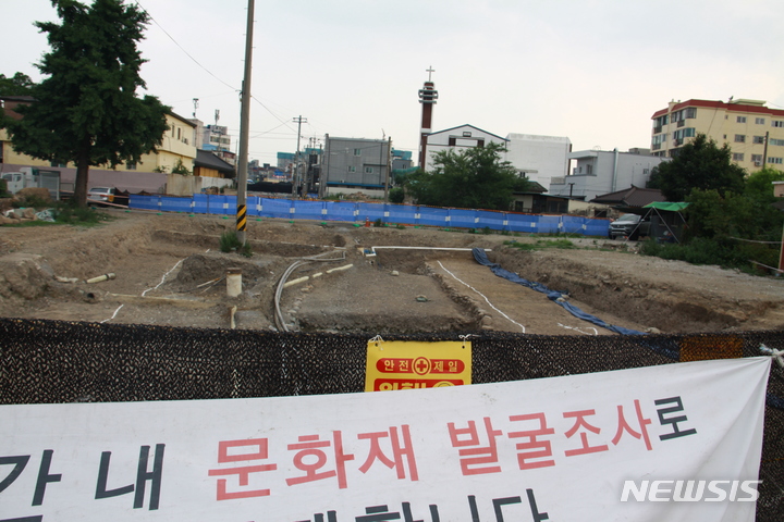 [포항=뉴시스] 이바름 기자 = 23일 오후 경북 포항시 북구 흥해읍 도시계획도로 공사현장. 원형에 가까운 흥해읍성 해자와 치 등이 발견돼 관심을 끌고 있다. 2022.06.23. right@newsis.com