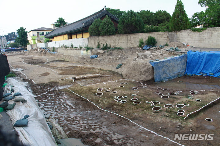 [포항=뉴시스] 이바름 기자 = 23일 오후 경북 포항시 북구 흥해읍 도시계획도로 공사현장. 원형에 가까운 흥해읍성 해자와 치 등이 발견돼 관심을 끌고 있다. 2022.06.23. right@newsis.com 