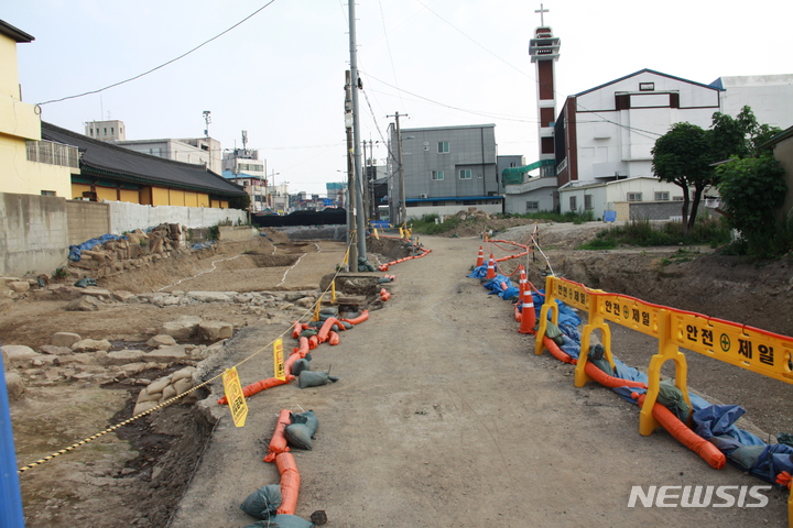 [포항=뉴시스] 이바름 기자 = 23일 오후 경북 포항시 북구 흥해읍 도시계획도로 공사현장. 원형에 가까운 흥해읍성 해자와 치 등이 발견돼 관심을 끌고 있다. 2022.06.23. right@newsis.com 