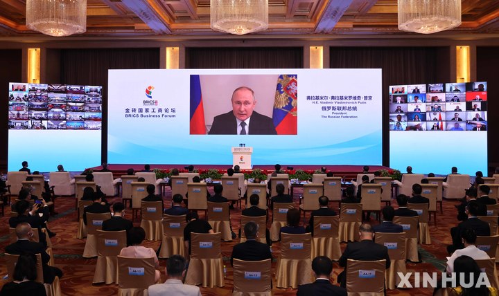 [모스크바=신화/뉴시스] 블라디미르 푸틴 러시아 대통령이 지난 22일(현지시간) 모스크바에서 화상을 통해 브릭스(BRICS: 브라질·러시아·인도·중국·남아공) 비즈니스 포럼 기조연설을 하고 있다. 