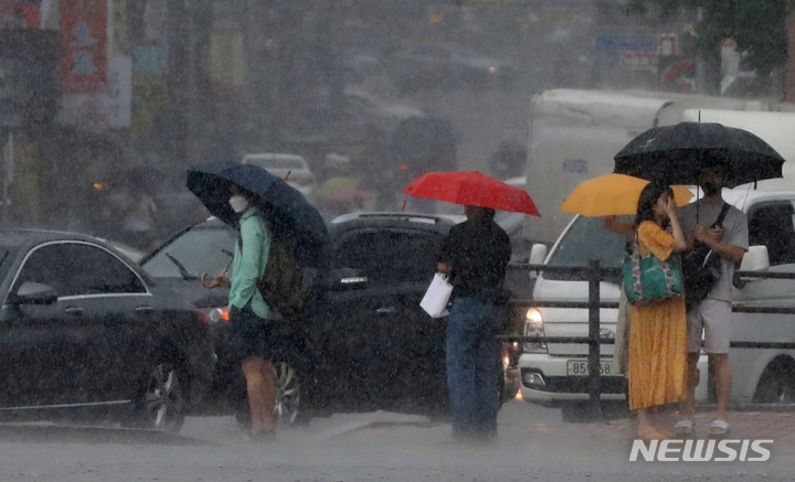 [서울=뉴시스] 조수정 기자 = 전국이 장마에 들어간 지난 23일 서울 용산구 삼각지역 인근에서 시민들이 폭우에 우산을 들고 있다. 2022.06.23. chocrystal@newsis.com