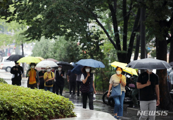 토요일도 전국 곳곳에 비…폭염·열대야도 지속