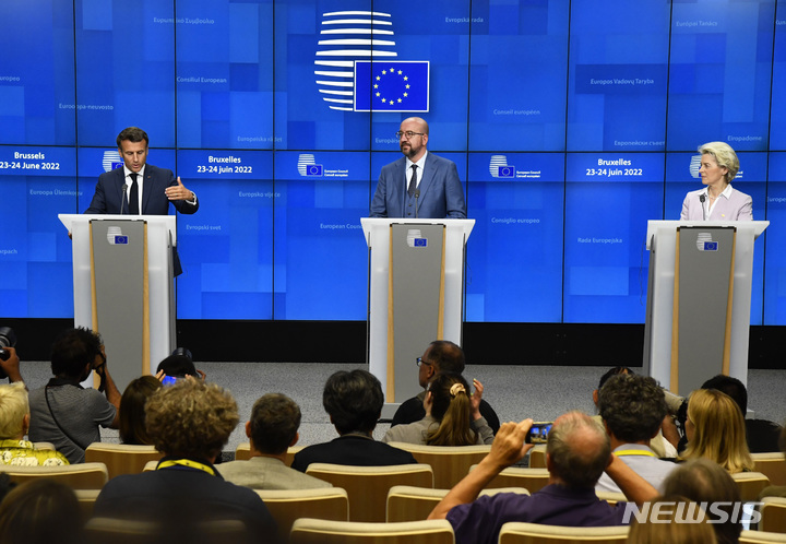[브뤼셀=AP/뉴시스] 에마뉘엘 마크롱 프랑스 대통령(왼쪽부터)이 샤를 미셸 EU 정상회의 상임의장, 우르줄라 폰데어라이엔 유럽연합(EU) 집행위원장과 함께 23일(현지시간) 벨기에 브뤼셀에서 열린 EU 정상회의에서 기자회견하고 있다. 이날 회의에 참석한 27개 EU 회원국 정상은 우크라이나와 몰도바에 대한 EU 가입 후보국 지위를 부여하기로 합의했다. 2022.06.24.