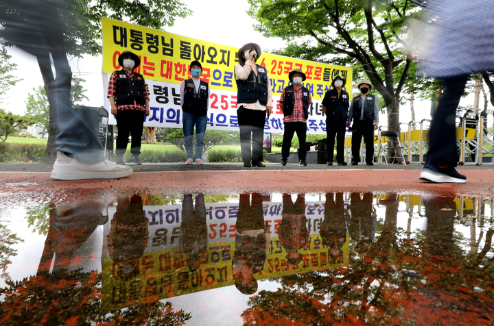 [서울=뉴시스] 김금보 기자 = 6.25전쟁 72주년을 하루 앞둔 지난 24일 오전 국군 포로 유자녀들이 서울 용산구 대통령집무실 인근에서 유가족 지위 인정을 요구하는 집회를 하고 있다. 2022.6.24. kgb@newsis.com