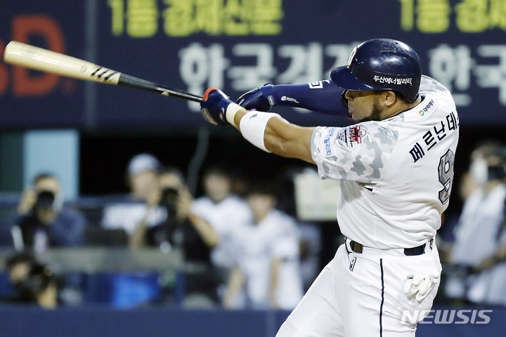 [서울=뉴시스] 최동준 기자 = 24일 서울 잠실야구장에서 열린 2022 KBO 리그 두산 베어스 대 KIA 타이거즈의 경기, 7회말 무사 1, 3루 상황 두산 페르난데스가 1타점 희생플라이를 치고 있다. 2022.06.24. photocdj@newsis.com