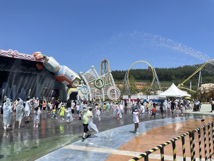 [창원=뉴시스] 경남마산로봇랜드 '워터풀 썸머페스티벌' 물총 파티. 2022.06.25. photo@newsis.com *재판매 및 DB 금지