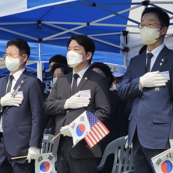 [서울=뉴시스] 안철수 국민의힘 의원이 25일 오후 경북 칠곡군 다부동전적기념관에서 열린 백선엽 장군 서거 2주기 추도식에 참석했다. (사진=안철수 의원실 제공). 2022.06.25. photo@newsis.com *재판매 및 DB 금지